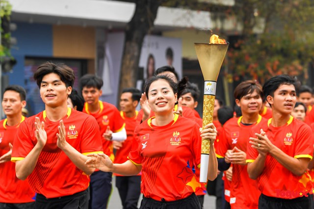 Ngọn đuốc SEA Games 32 ghé thăm Hà Nội ngày 24-3