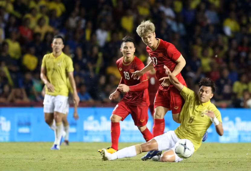 Chủ nhà Thái Lan (áo vàng) trong trận thua Việt Nam 0-1 tại King's Cup 2019 Chủ nhà Thái Lan (áo vàng) trong trận thua Việt Nam 0-1 tại King's Cup 2019