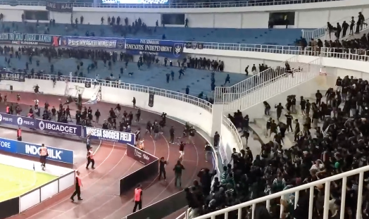 Cổ động viên hai đội phá rào, tràn xuống sân và ném gạch đá vào nhau