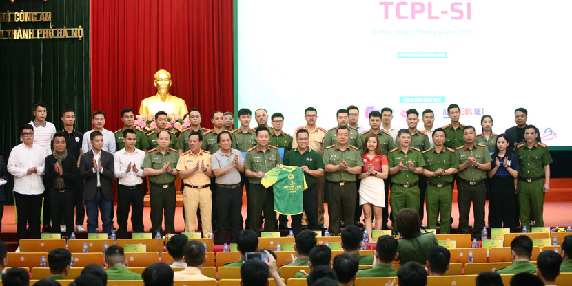 Ban tổ chức cùng đại diện các đội bóng, đơn vị đồng hành chụp ảnh lưu niệm bên chiếc áo đấu sẽ được đấu giá phục vụ hoạt động từ thiện