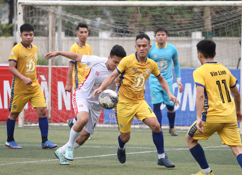 FC Cụm 9 (áo vàng) thắng FC Cảnh sát điều tra 4-1 trong trận chung kết