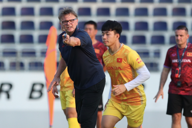 HLV Troussier sát sao trên sân tập, hòng tìm ra đội hình tốt nhất cho SEA Games 32 HLV Troussier sát sao trên sân tập, hòng tìm ra đội hình tốt nhất cho SEA Games 32
