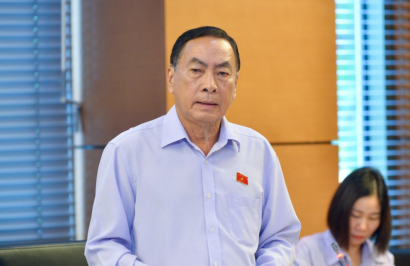 Đại biểu Phạm Văn Hòa (đoàn Đồng Tháp) thảo luận tổ