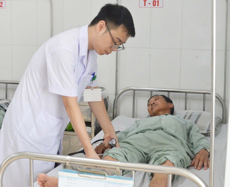 Điều trị cho bệnh nhân bị rối loạn điện giải, suy thận cấp do nắng nóng tại BV Bãi Cháy