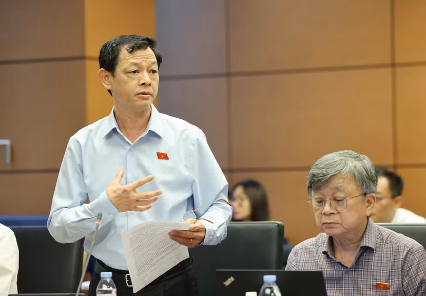 Đại biểu Nguyễn Tri Thức thảo luận tổ tại Quốc hội chiều 18-6 Đại biểu Nguyễn Tri Thức thảo luận tổ tại Quốc hội chiều 18-6