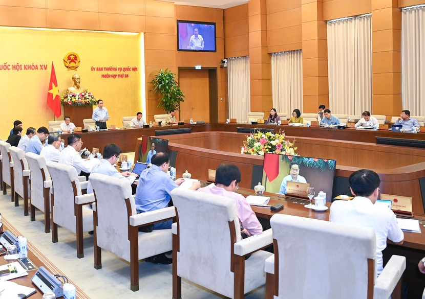 Quang cảnh phiên họp thứ 33 của UBTVQH