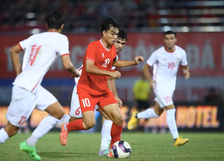 Công Phương chơi tốt, song là không đủ để giúp U19 Việt Nam thoát thất bại kép