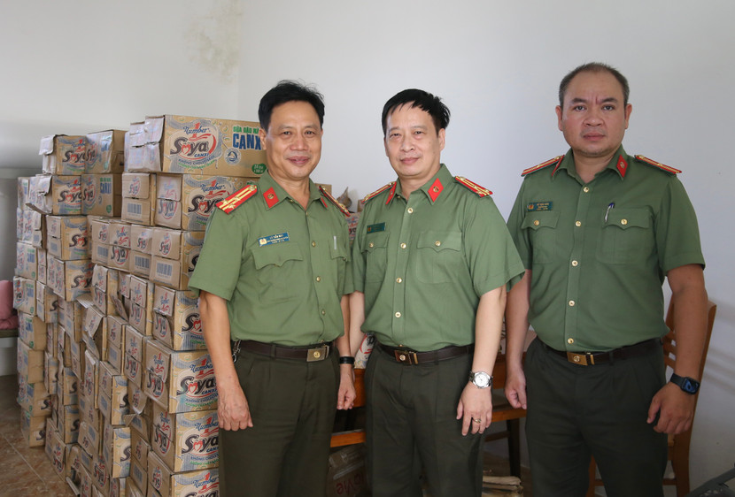 Đại diện Công an huyện Văn Yên đón nhận tình cảm, quà của đoàn công tác