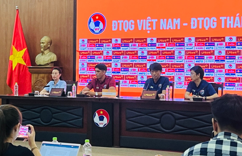 HLV Ishii cùng trung vệ Elias Dolah (áo đỏ) tại họp báo