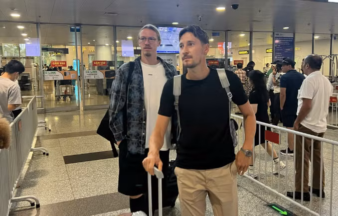 Thủ môn Matvei Safonov (phía sau) cùng đồng đội Daler Kuzyaev tới Nội Bài sáng 4-9