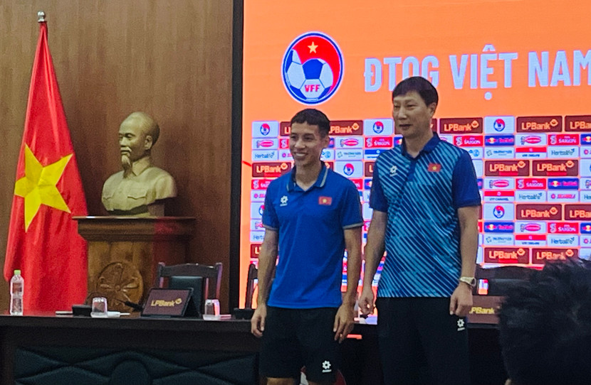 HLV Kim Sang-sik và tiền vệ Hùng Dũng tại họp báo trước trận Việt Nam - Thái Lan