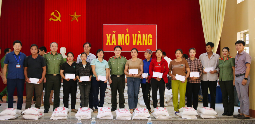 Đoàn công tác Báo An ninh Thủ đô phối hợp chính quyền xã Mỏ Vàng tặng 3 tấn gạo cùng tiền mặt cho 150 gia đình là hộ chịu thiệt hại lớn, hộ nghèo, khó khăn trên địa bàn