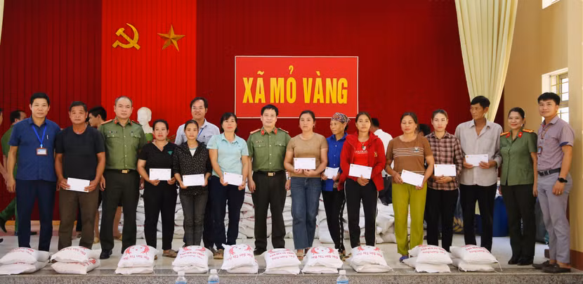 Đoàn công tác Báo An ninh Thủ đô phối hợp chính quyền xã Mỏ Vàng tặng 3 tấn gạo cùng tiền mặt cho 150 gia đình là hộ chịu thiệt hại lớn, hộ nghèo, khó khăn trên địa bàn