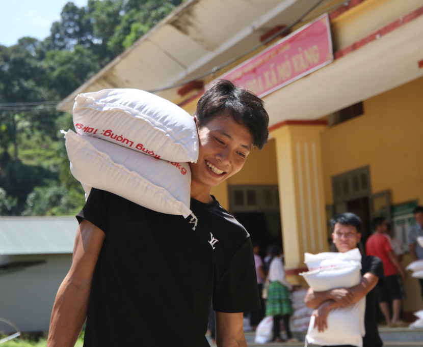 Bà con xã Mỏ Vàng phấn khởi đón nhận tình cảm, món quà thiết thực từ đoàn công tác