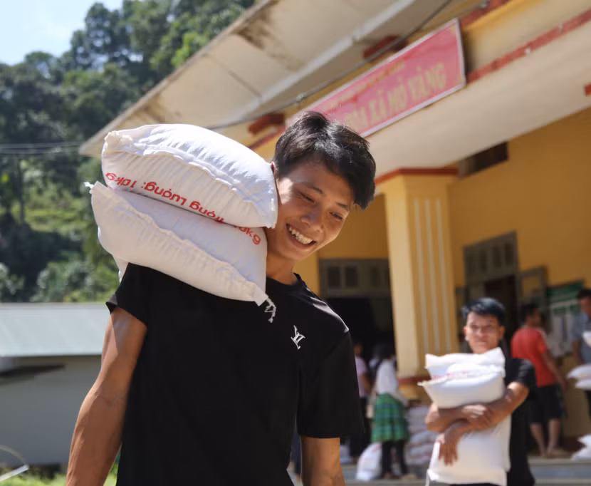 Bà con xã Mỏ Vàng phấn khởi đón nhận tình cảm, món quà thiết thực từ đoàn công tác Bà con xã Mỏ Vàng phấn khởi đón nhận tình cảm, món quà thiết thực từ đoàn công tác