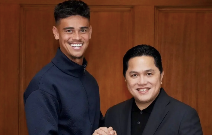 Mees Hilgers (trái) gặp gỡ Chủ tịch Liên đoàn bóng đá Indonesia - Erick Thohir