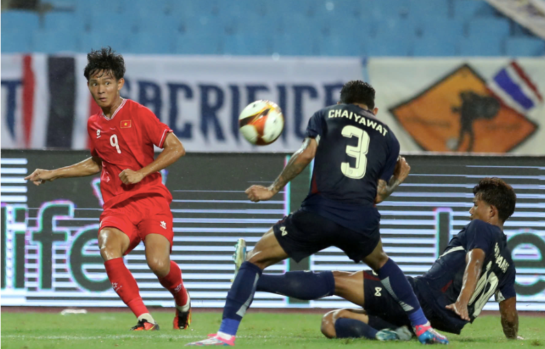 So với Thái Lan, tuyển Việt Nam (áo đỏ) được tạo điều kiện tối đa về lực lượng dự ASEAN Cup 2024 So với Thái Lan, tuyển Việt Nam (áo đỏ) được tạo điều kiện tối đa về lực lượng dự ASEAN Cup 2024