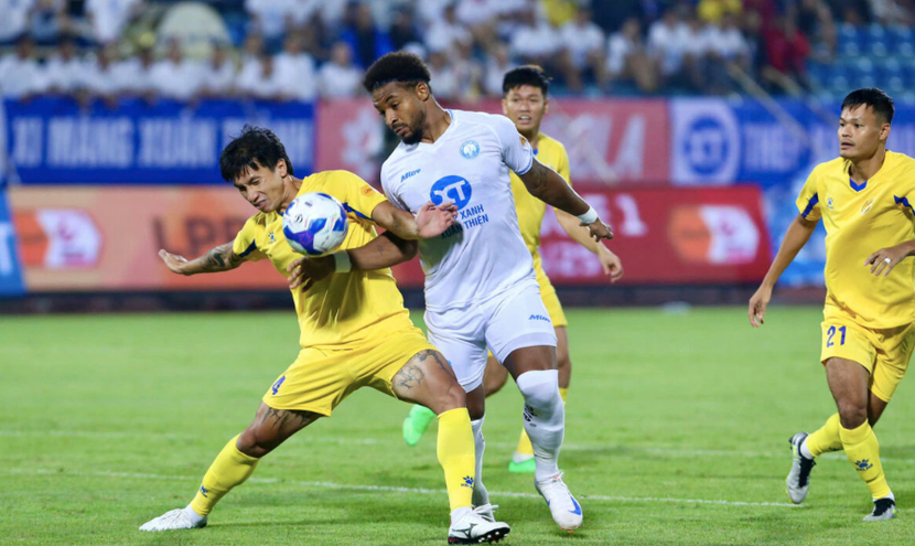 Nguyễn Xuân Son (áo trắng) sẽ là "át chủ bài" để Nam Định hy vọng giải mã chủ nhà HAGL