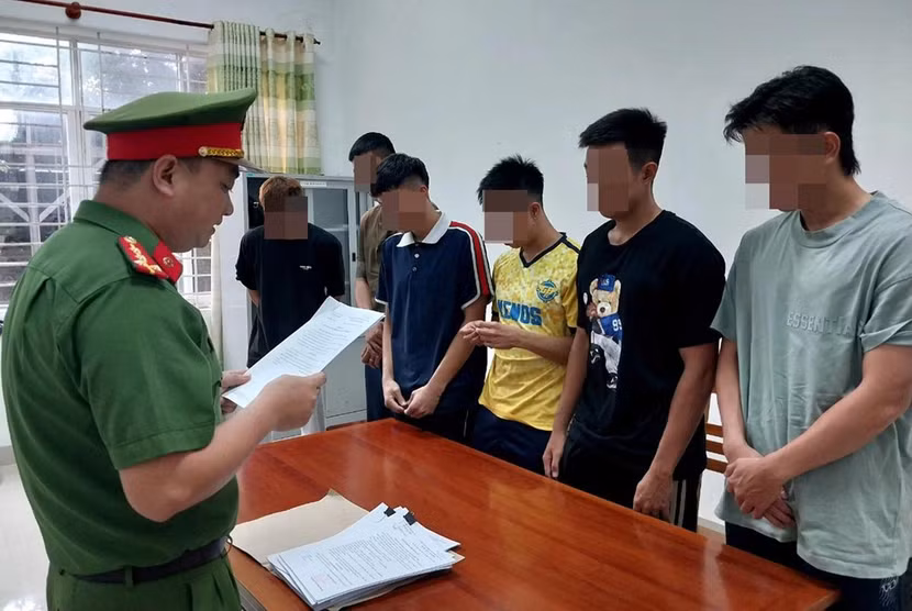 Cơ quan công an đọc lệnh bắt tạm giam 6 cầu thủ CLB Bà Rịa Vũng Tàu để điều tra hành vi "bán độ", "cá độ" tại giải chuyên nghiệp quốc gia 2023/24