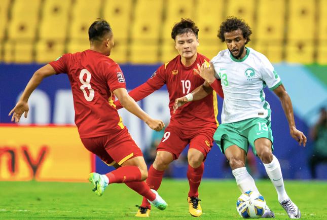 Đội tuyển Việt Nam (áo đỏ) trong thất bại 1-3 trước Ả Rập Xê Út ở trận ra quân vòng loại thứ ba World Cup 2022 Đội tuyển Việt Nam (áo đỏ) trong thất bại 1-3 trước Ả Rập Xê Út ở trận ra quân vòng loại thứ ba World Cup 2022