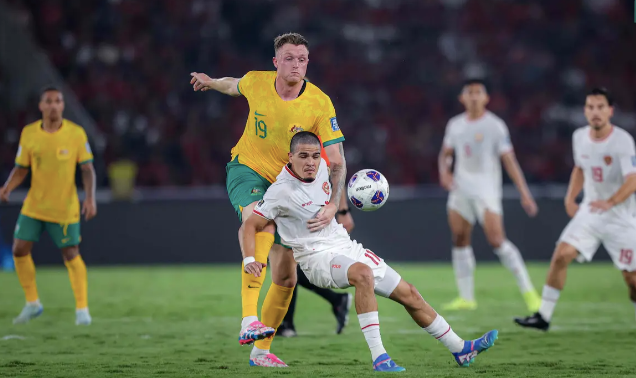 Indonesia (áo trắng) hoà Australia 0-0, qua đó trở thành đội Đông Nam Á bất bại hai lượt trận đầu vòng loại thứ ba World Cup Indonesia (áo trắng) hoà Australia 0-0, qua đó trở thành đội Đông Nam Á bất bại hai lượt trận đầu vòng loại thứ ba World Cup