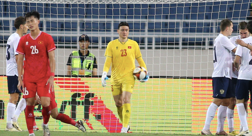 Đặng Văn Lâm mắc nhiều lỗi trong trận thua của Việt Nam trước Nga