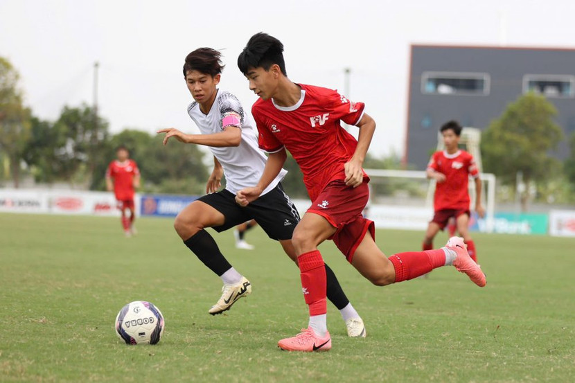 U15 PVF (áo đỏ) thăng hoa ở hiệp 2 để thắng chung kết 4-1 thuyết phục U15 PVF (áo đỏ) thăng hoa ở hiệp 2 để thắng chung kết 4-1 thuyết phục