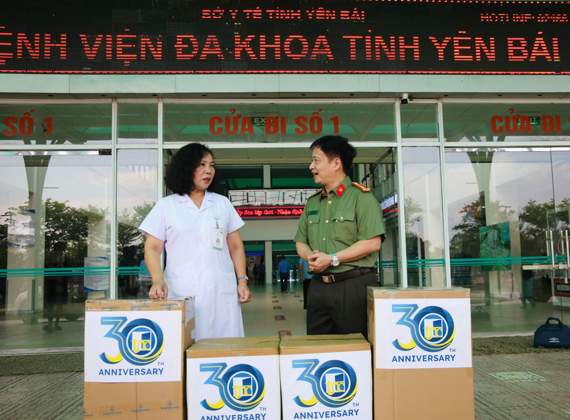 Bà Trần Lan Anh - Giám đốc Bệnh viện Đa khoa tỉnh Yên Bái đón nhận máy lọc nước và gửi lời cảm ơn đoàn công tác An ninh Thủ đô