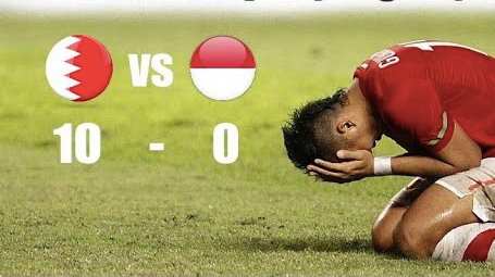 Cầu thủ Indonesia ôm mặt trong trận thảm bại 0-10 trước Bahrain 12 năm trước