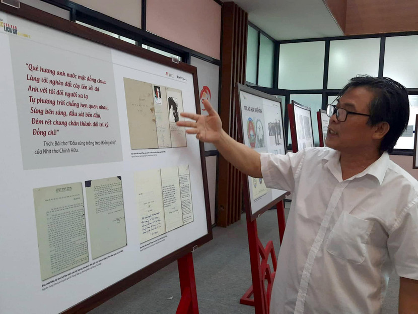 Ông Bùi Sơn Định, con trai cố nhà văn Sơn Tùng tại trưng bày tư liệu về các văn nghệ sĩ nổi tiếng đất nước, do Trung tâm Lưu trữ Quốc gia III tổ chức.