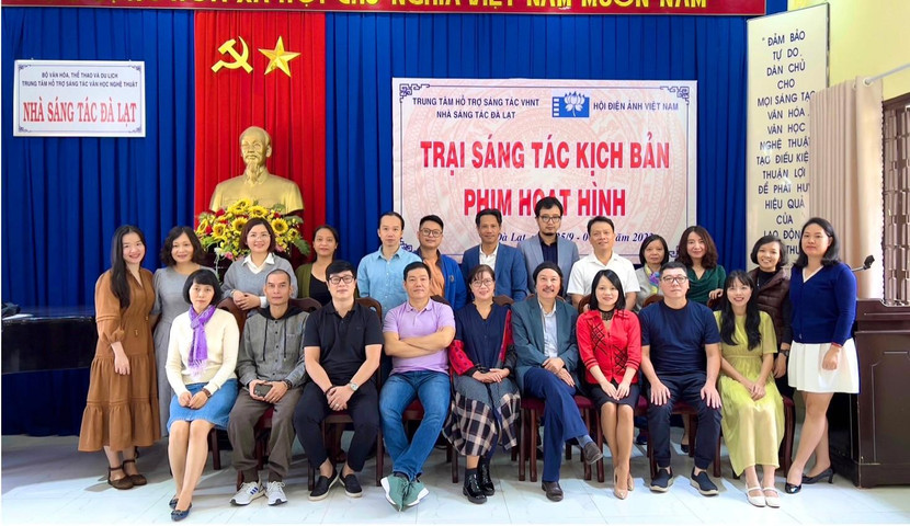 Các nhà biên kịch chụp ảnh lưu niệm