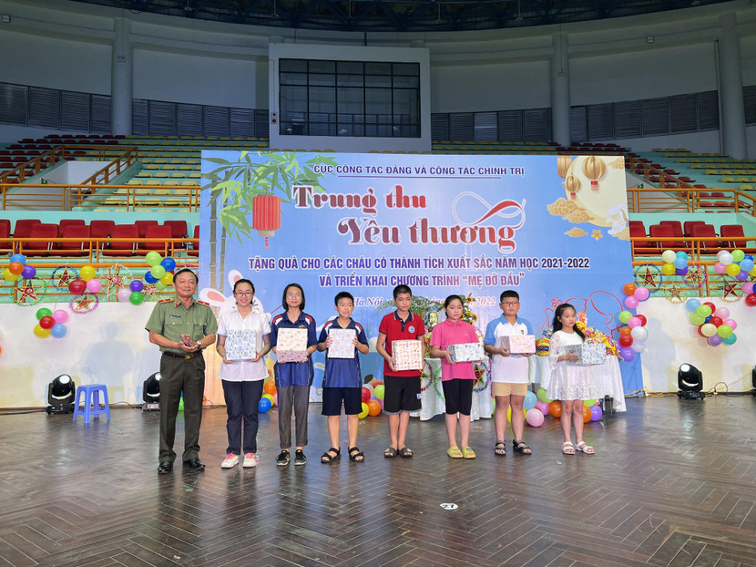 Thiếu tướng Đặng Ngọc Bách, Phó Cục trưởng Cục công tác Đảng và công tác chính trị tặng quà cho các cháu học sinh đạt thành tích cao trong năm học 2021-2022 Thiếu tướng Đặng Ngọc Bách, Phó Cục trưởng Cục công tác Đảng và công tác chính trị tặng quà cho các cháu học sinh đạt thành tích cao trong năm học 2021-2022