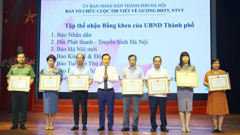 Đồng chí Chử Xuân Dũng, Phó Chủ tịch UBND TP Hà Nội trao tặng Bằng khen cho các tập thể có thành tích trong tổ chức thực hiện cuộc thi