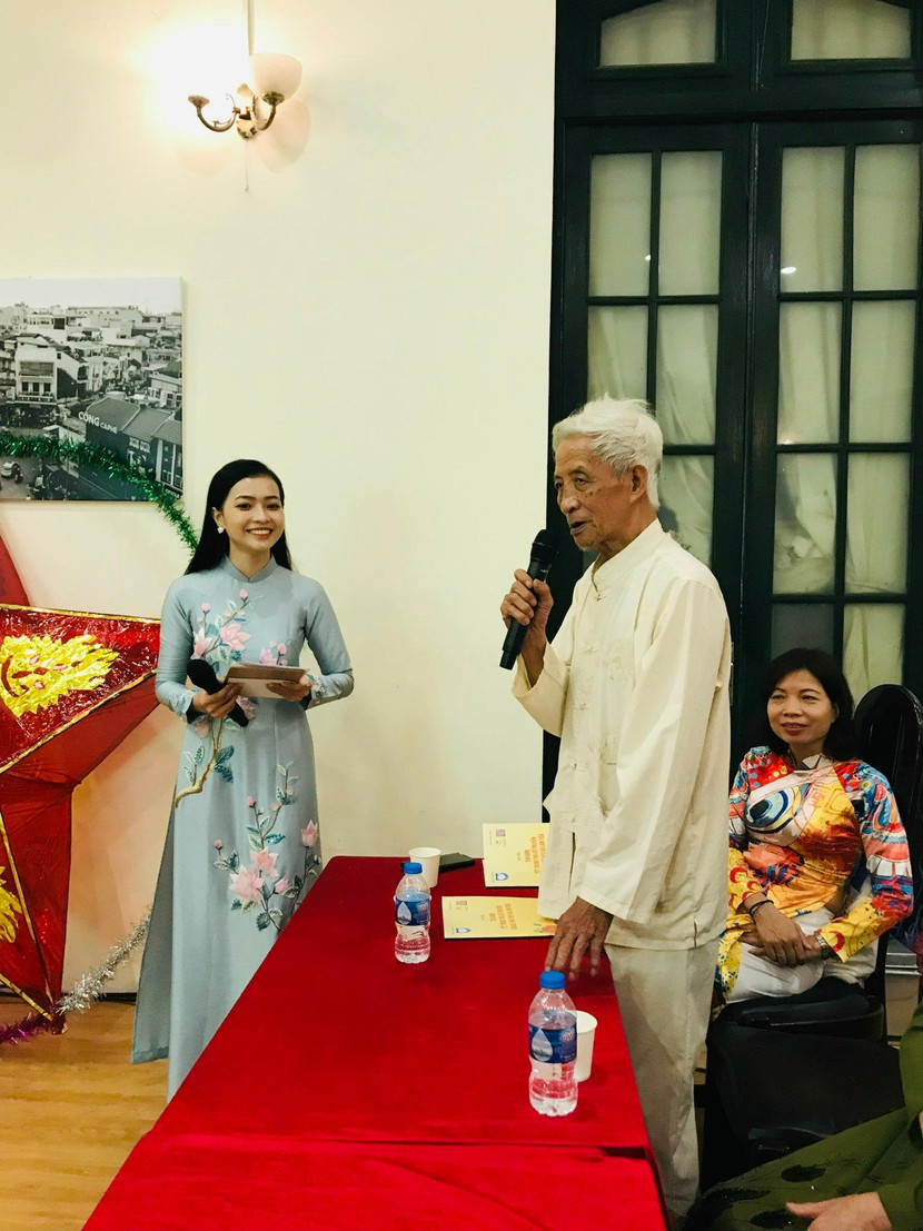 Nghệ nhân ưu tú Nguyễn Văn Quyền (83 tuổi, ở thôn Đàn Viên, xã Cao Viên, huyện Thanh Oai, Hà Nội) đã có hơn 60 năm làm đèn Nghệ nhân ưu tú Nguyễn Văn Quyền (83 tuổi, ở thôn Đàn Viên, xã Cao Viên, huyện Thanh Oai, Hà Nội) đã có hơn 60 năm làm đèn