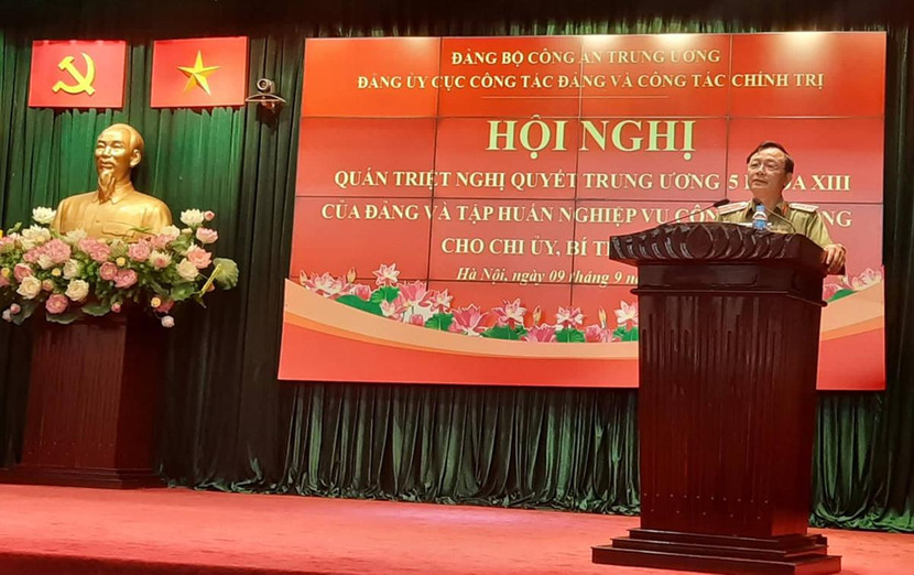 Thiếu tướng Đặng Ngọc Bách, Phó Cục trưởng Cục công tác Đảng và công tác chính trị phát biểu tại hội nghị Thiếu tướng Đặng Ngọc Bách, Phó Cục trưởng Cục công tác Đảng và công tác chính trị phát biểu tại hội nghị