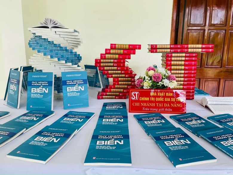 Cuốn sách "Quy hoạch không gian biển" Cuốn sách "Quy hoạch không gian biển"