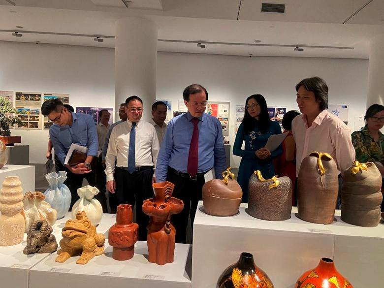 Các đại biểu tham quan triển lãm Các đại biểu tham quan triển lãm
