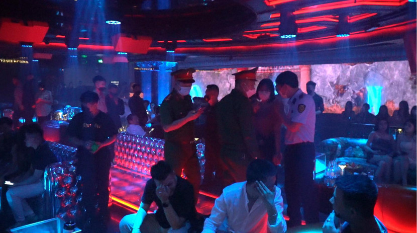 Lực lượng liên ngành quận Hoàn Kiếm đồng loạt kiểm tra liên tục các cơ sở kinh doanh bar, vũ trường... để xử lý vi phạm liên quan đến "bóng cười"