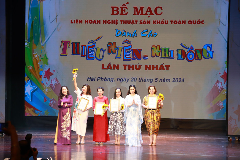 Trao huy chương Vàng vở diễn