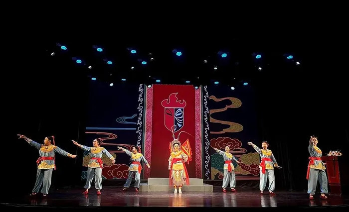 Tiết mục biểu diễn tại lễ bế mạc lớp học Tiết mục biểu diễn tại lễ bế mạc lớp học