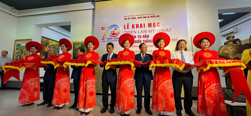 Các đại biểu cắt băng khai mạc triển lãm. Các đại biểu cắt băng khai mạc triển lãm.