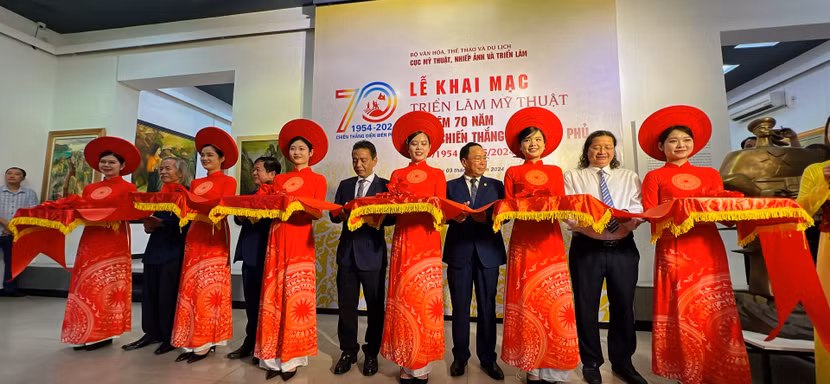 Các đại biểu cắt băng khai mạc triển lãm.