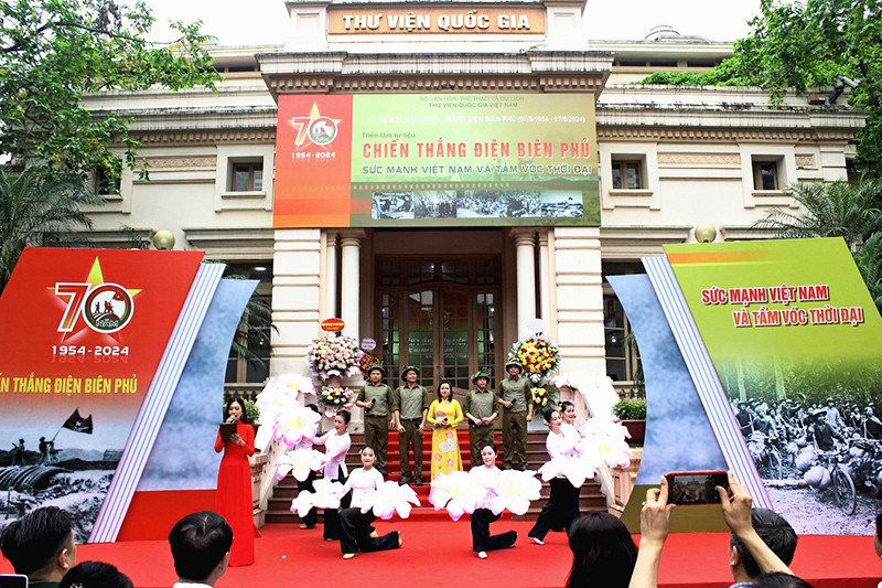 Tiết mục văn nghệ tại lễ khai mạc.