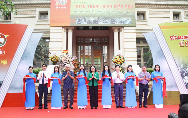 Các đại biểu cắt băng khai mạc triển lãm