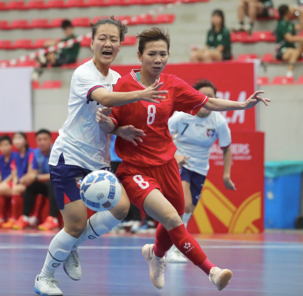 Ở tuổi 37, Thùy Trang (số 8) vẫn tung hoành cả trên sân cỏ lẫn sân futsal chuyên nghiệp Ở tuổi 37, Thùy Trang (số 8) vẫn tung hoành cả trên sân cỏ lẫn sân futsal chuyên nghiệp