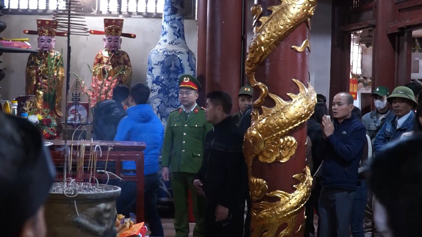 Lực lượng công an túc trực để giữ gìn ANTT cho du khách tại chùa Hương Lực lượng công an túc trực để giữ gìn ANTT cho du khách tại chùa Hương