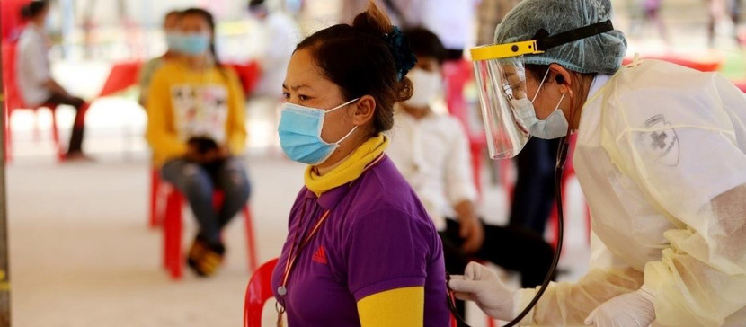 Công nhân ở Thủ đô Phnom Penh được kiểm tra y tế, phòng ngừa Covid-19 trước khi quay lại làm việc