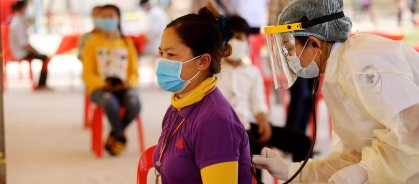 Công nhân ở Thủ đô Phnom Penh được kiểm tra y tế, phòng ngừa Covid-19 trước khi quay lại làm việc