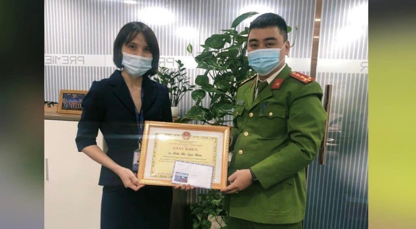 Nhân viên ngân hàng ở quận Hoàn Kiếm được khen vì kịp thời ngăn chặn vụ lừa đảo chuyển tiền qua điện thoại Nhân viên ngân hàng ở quận Hoàn Kiếm được khen vì kịp thời ngăn chặn vụ lừa đảo chuyển tiền qua điện thoại