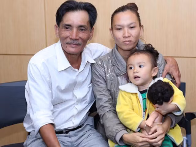 Khi gặp biến cố, vợ chồng nam diễn viên nhận được sự hỗ trợ từ nhiều nhà hảo tâm
